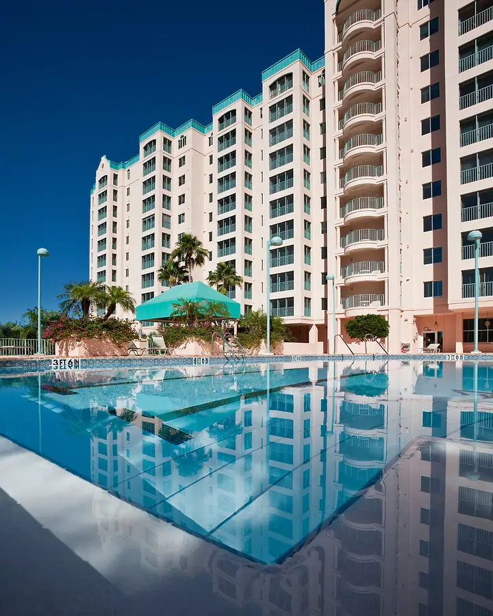 Torre residencial com piscina na área de lazer do condomínio