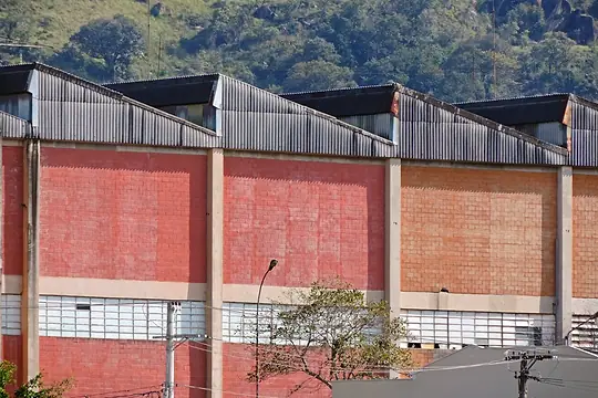 Galpões industriais de tijolo com telhado em serra